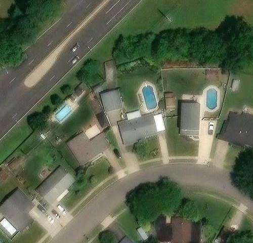 Vue satellite d'un jardin résidentiel avec la pelouse tracée
